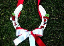 Wedding-Horseshoe-Red-Mr-and-Mrs