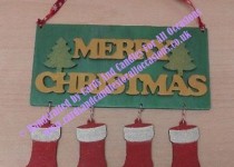 Merry-Christmas-plaque-with-four-stockings